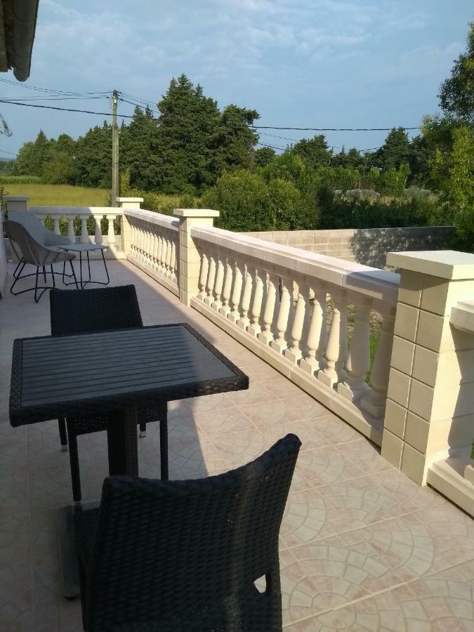 Maison 4 Etoiles Et Studio 3 Etoiles Independants Avec Piscine LʼIsle-sur-la-Sorgue Exterior foto